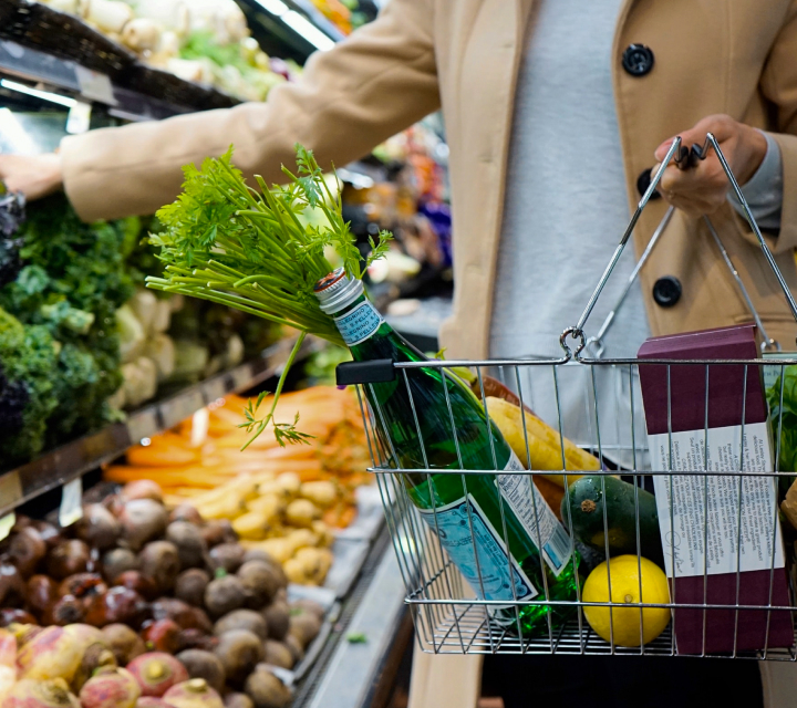 En person handlar i butiken